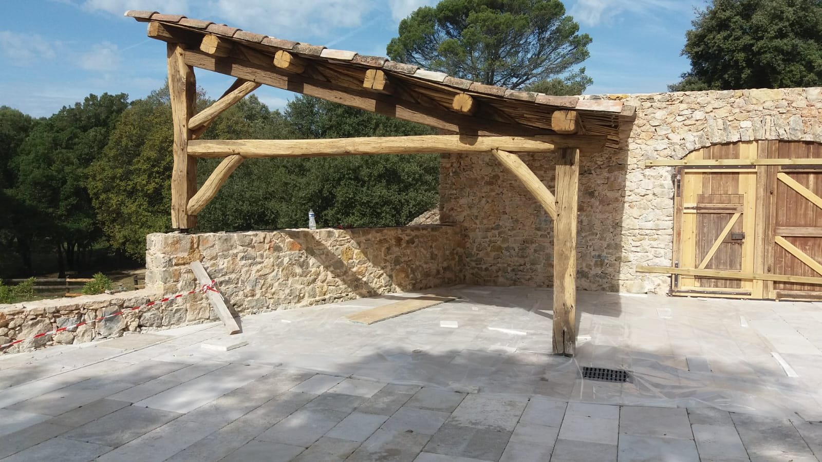 Équipe Bâti Pierres sur chantier dans le Var